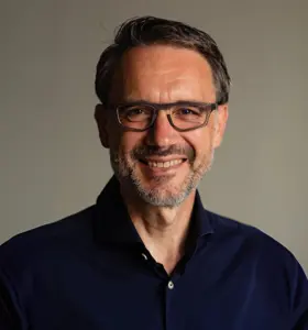 Bruno Fabre - Bruno Fabre rend l’IA concrète et accessible pour aider dirigeants et équipes à mieux décider, innover et préparer l’avenir du travail.
