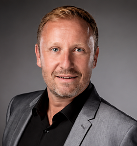 Cyril Jamelot - Cyril Jamelot est un ancien cadre dirigeant expert en communication intelligente, pour un management qui fait du sens, des ventes efficaces et un branding qui se démarque. Gagnez en impact, pertinence et crédibilité, pour inspirer, collaborer et motiver.