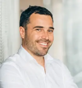 Vincent Caltabellotta - 



Vincent Caltabellotta aide les équipes et leurs leaders à renforcer leur cohésion, révéler leurs talents et viser une performance durable.



