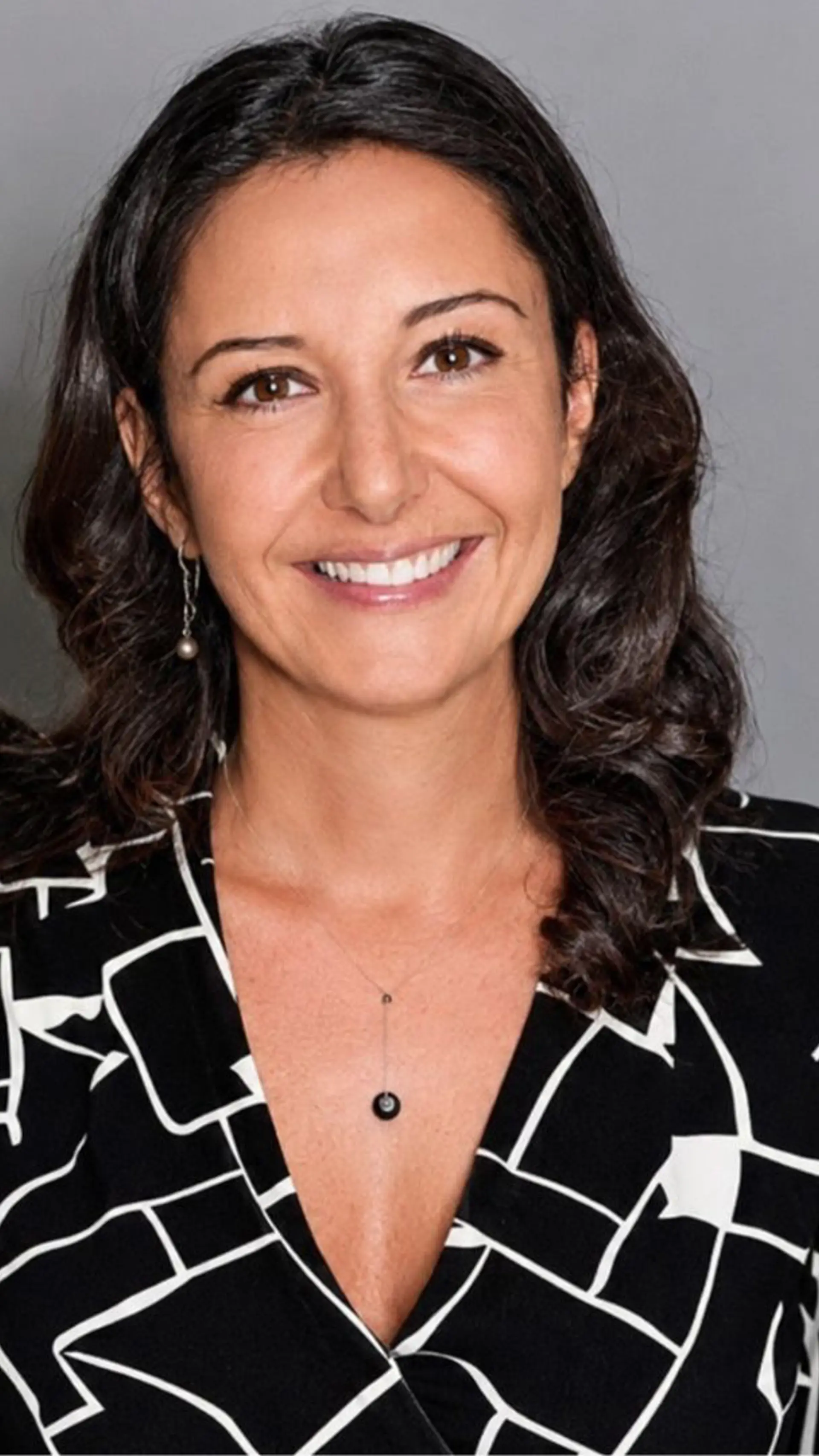 Isabelle Rouhan - <p class="isSelectedEnd">Entrepreneure et auteure, Isabelle Rouhan décrypte les mutations du travail et les enjeux de l'intelligence artificielle avec clarté et pragmatisme.</p>