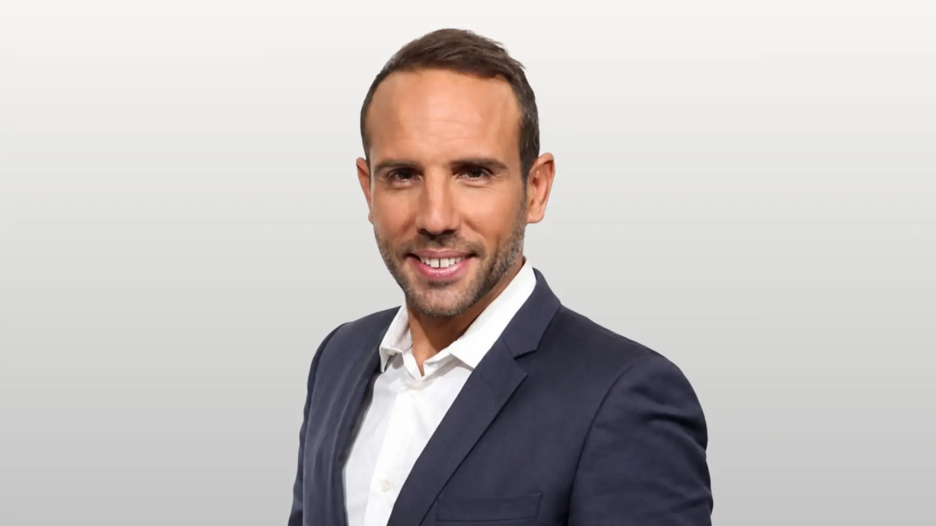Thomas Desson - <p>Journaliste et animateur bilingue, Thomas Desson apporte dynamisme, expertise médiatique et maîtrise de la communication à chaque événement.</p>