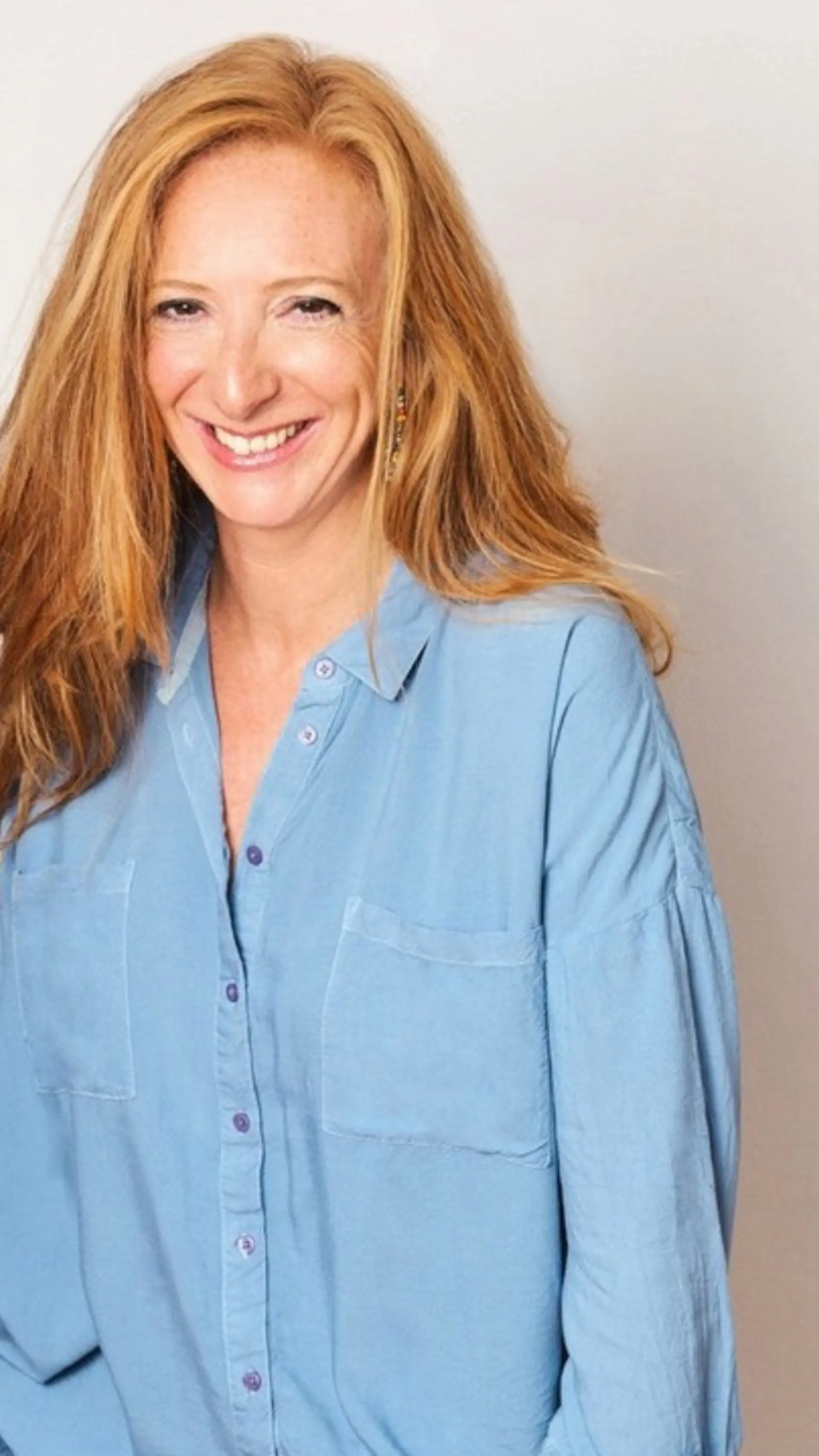 Camille Perlès - <p>Camille Perlès, conférencière spécialiste du bien-être au travail, met la psychologie positive et les&nbsp;neurosciences du bonheur au service des organisations et des publics en quête de sens, d’élan et&nbsp;d’équilibre.</p>