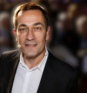 Christophe Ruaults - 



Journaliste, animateur et expert de la prise de parole, Christophe Ruaults aide dirigeants et équipes à captiver et convaincre leur audience.



