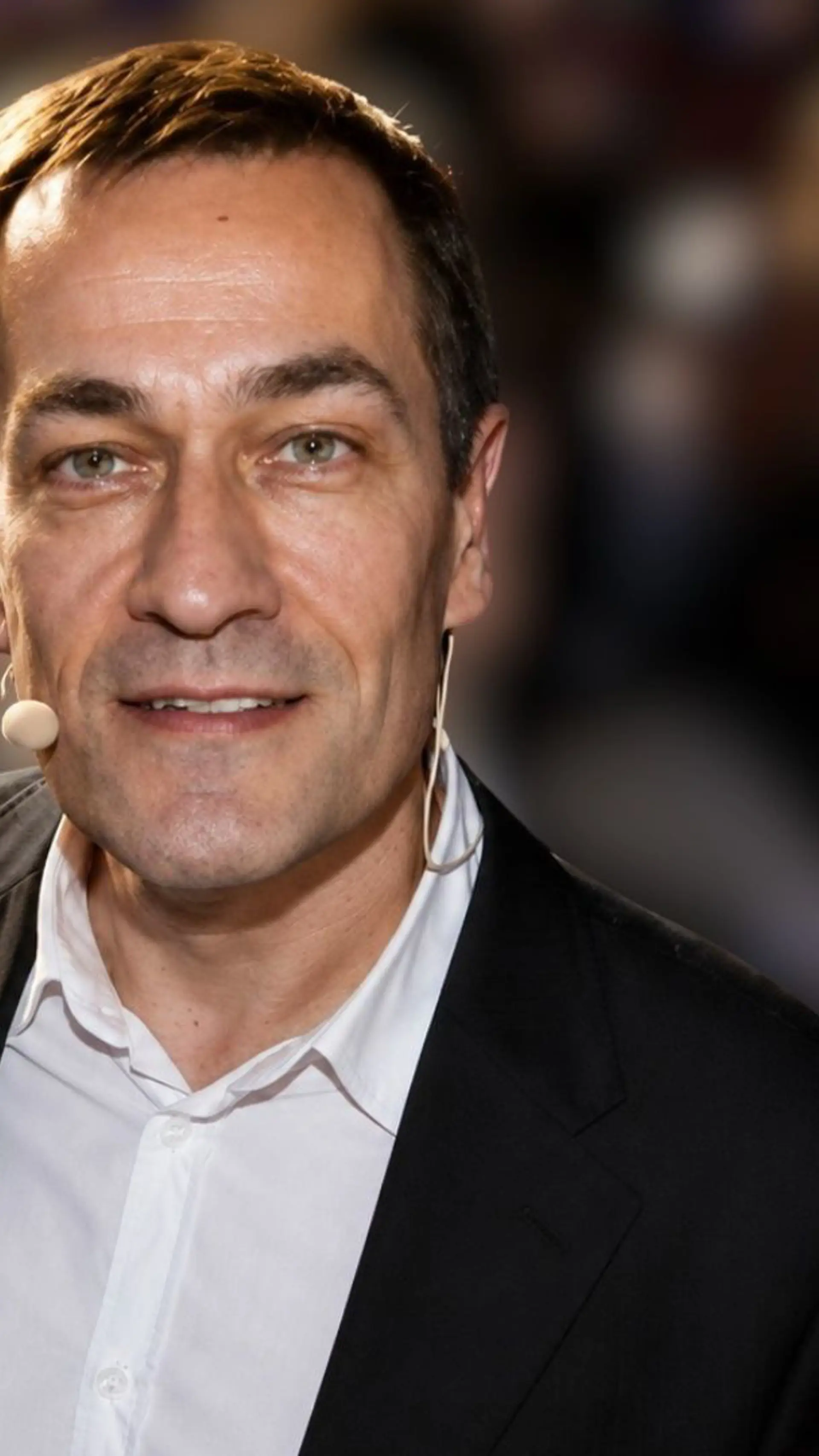 Christophe Ruaults - <div class="flex flex-grow flex-col max-w-full">
<div class="min-h-[20px] text-message flex w-full flex-col items-end gap-2 whitespace-pre-wrap break-words [.text-message+&amp;]:mt-5 overflow-x-auto" data-message-author-role="assistant" data-message-id="3be49aea-9506-4ac3-9e38-608e9fd40b8c">
<div class="flex w-full flex-col gap-1 empty:hidden first:pt-[3px]">
<div class="markdown prose w-full break-words dark:prose-invert light">
<p class="isSelectedEnd">Journaliste, animateur et expert de la prise de parole, Christophe Ruaults aide dirigeants et équipes à captiver et convaincre leur audience.</p>
</div>
</div>
</div>
</div>