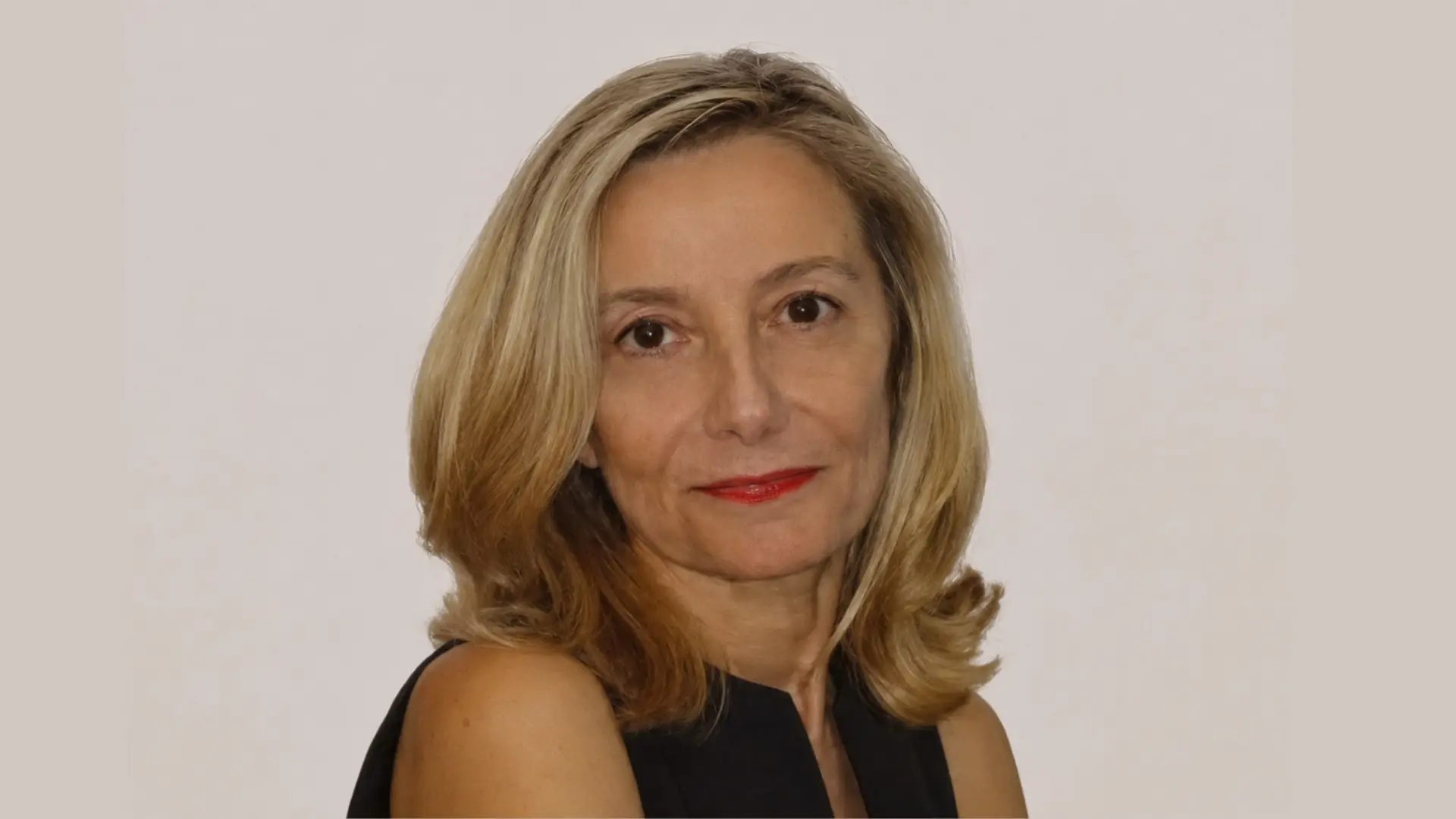 Véronique Jérôme - <div class="flex max-w-full flex-col flex-grow">
<div class="min-h-[20px] text-message flex w-full flex-col items-end gap-2 whitespace-pre-wrap break-words [.text-message+&amp;]:mt-5 overflow-x-auto" data-message-author-role="assistant" data-message-id="ba4365d3-6407-48a9-b6cc-c61227405909">
<div class="flex w-full flex-col gap-1 empty:hidden first:pt-[3px]">
<div class="markdown prose w-full break-words dark:prose-invert light">
<p>Véronique Jérôme conjugue expertise académique et expérience en entreprise pour éclairer les enjeux du management et de la transformation digitale.</p>
</div>
</div>
</div>
</div>