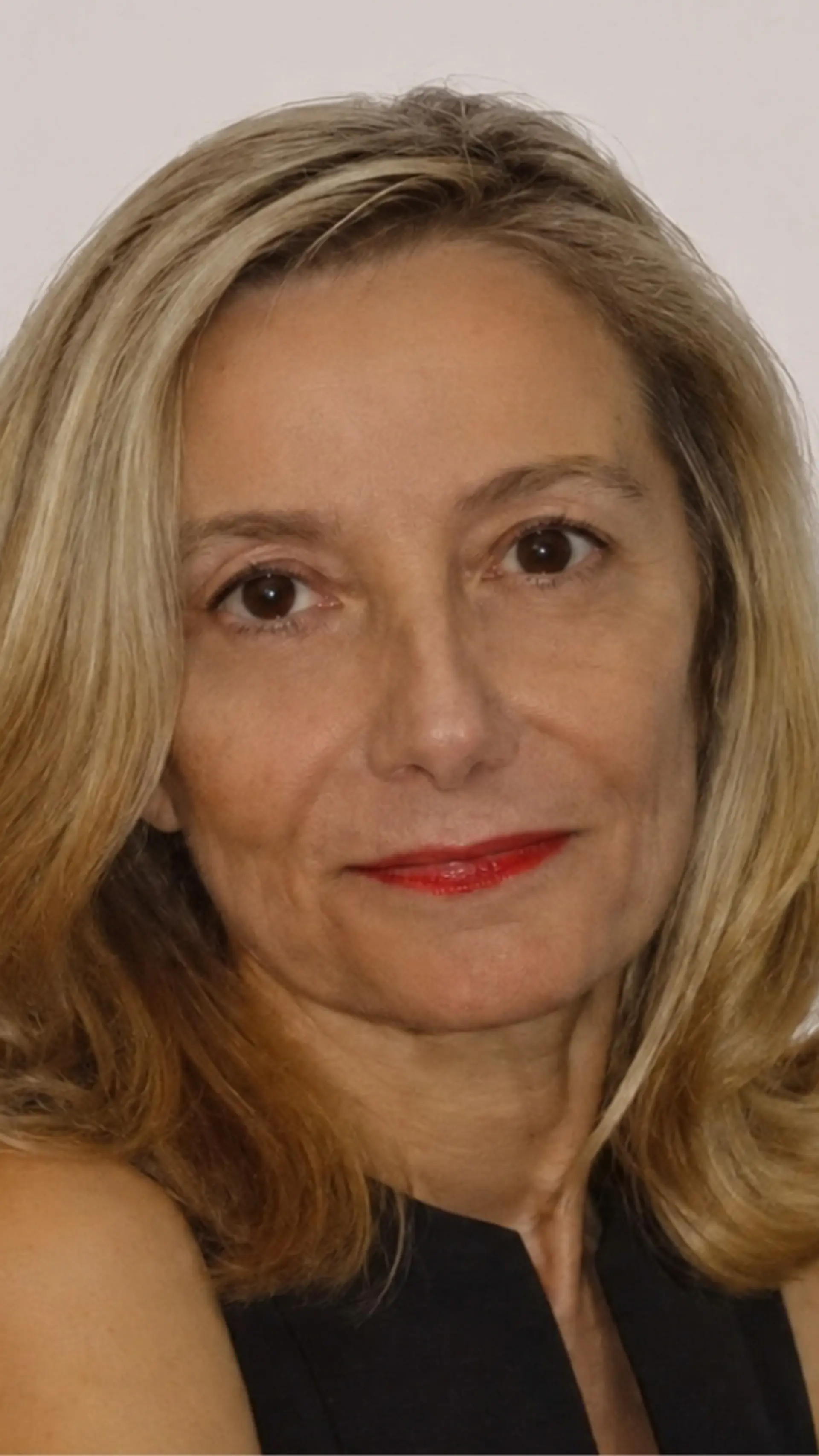 Véronique Jérôme - <div class="flex max-w-full flex-col flex-grow">
<div class="min-h-[20px] text-message flex w-full flex-col items-end gap-2 whitespace-pre-wrap break-words [.text-message+&amp;]:mt-5 overflow-x-auto" data-message-author-role="assistant" data-message-id="ba4365d3-6407-48a9-b6cc-c61227405909">
<div class="flex w-full flex-col gap-1 empty:hidden first:pt-[3px]">
<div class="markdown prose w-full break-words dark:prose-invert light">
<p>Véronique Jérôme conjugue expertise académique et expérience en entreprise pour éclairer les enjeux du management et de la transformation digitale.</p>
</div>
</div>
</div>
</div>