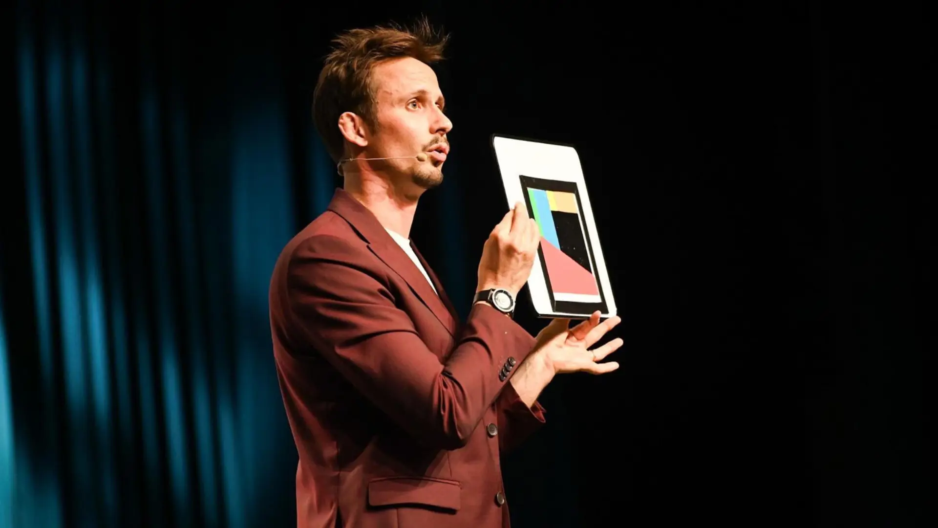 Butzi - <p>Butzi, conférencier sur l'IA et la créativité, inspire les audiences en utilisant la magie et des outils&nbsp;pragmatiques pour booster la pensée innovante et votre usage de l'IA au sein de votre organisation.<span>&nbsp;</span></p>