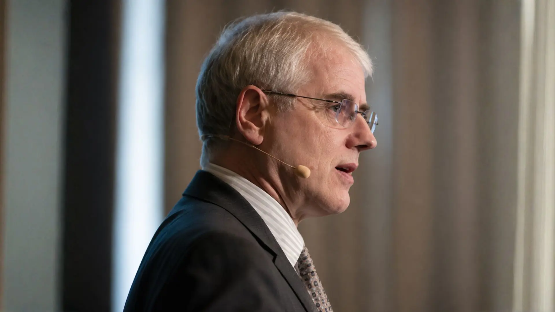 Bruno Jarrosson - <p class="isSelectedEnd">Bruno Jarrosson éclaire les enjeux de stratégie et d’innovation avec des analyses accessibles, des récits captivants et des solutions concrètes.</p>