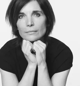 Capucine Graby - 



Capucine Graby, conférencière et journaliste, est experte en communication et médias. Elle offre des conférences inspirantes pour enrichir vos événements avec des perspectives uniques.



