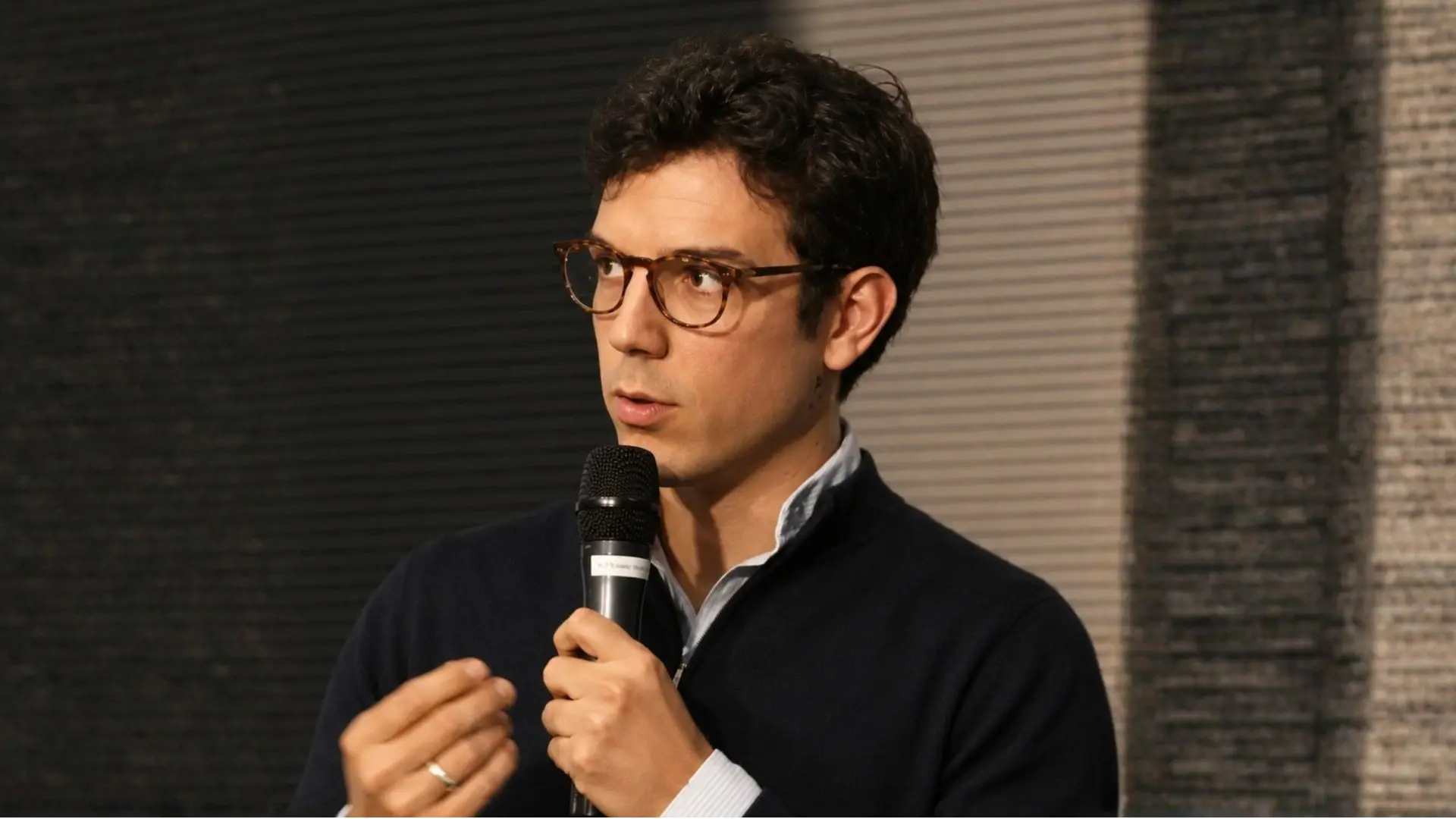 Artus de Longuemar - <p class="PDq2pG_selectionAnchorContainer" data-start="415" data-end="541">Ingénieur, entrepreneur et conférencier, Artus de Longuemar accompagne les entreprises face aux transformations de demain.</p>