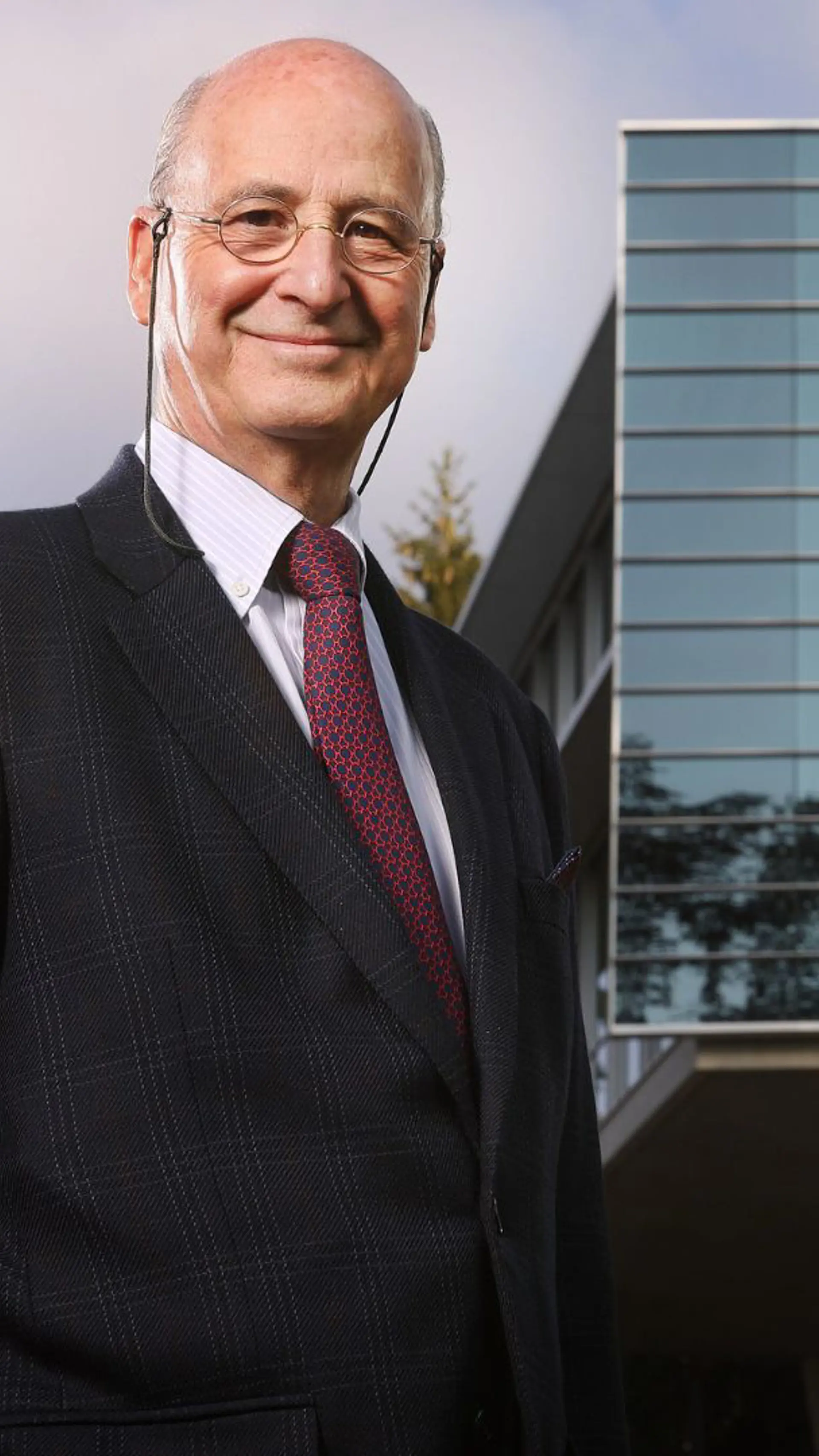 Stéphane Garelli - <div class="flex flex-col text-sm pb-25">
<div class="text-base my-auto mx-auto pb-10 [--thread-content-margin:var(--thread-content-margin-xs,calc(var(--spacing)*4))] @w-sm/main:[--thread-content-margin:var(--thread-content-margin-sm,calc(var(--spacing)*6))] @w-lg/main:[--thread-content-margin:var(--thread-content-margin-lg,calc(var(--spacing)*16))] px-(--thread-content-margin)">
<div class="[--thread-content-max-width:40rem] @w-lg/main:[--thread-content-max-width:48rem] mx-auto max-w-(--thread-content-max-width) flex-1 group/turn-messages focus-visible:outline-hidden relative flex w-full min-w-0 flex-col agent-turn">
<div class="flex max-w-full flex-col gap-4 grow">
<div class="min-h-8 text-message relative flex w-full flex-col items-end gap-2 text-start break-words whitespace-normal outline-none keyboard-focused:focus-ring [.text-message+&amp;]:mt-1" data-message-author-role="assistant" data-message-id="f2076119-4925-4e33-a47e-558d9a874910" data-message-model-slug="gpt-5-3" data-turn-start-message="true">
<div class="flex w-full flex-col gap-1 empty:hidden">
<div class="markdown prose dark:prose-invert w-full wrap-break-word light markdown-new-styling">
<p data-start="0" data-end="234" data-is-last-node="" data-is-only-node="">Stéphane Garelli, autorité mondiale en matière de compétitivité, aide les organisations à s’adapter aux évolutions globales, à stimuler leur croissance et à atteindre un avantage durable dans l’économie actuelle en constante mutation.</p>
</div>
</div>
</div>
</div>
</div>
</div>
</div>