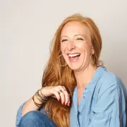 Camille Perlès - <p>Camille Perlès, conférencière spécialiste du bien-être au travail, met la psychologie positive et les<br>neurosciences du bonheur au service des organisations et des publics en quête de sens, d’élan et<br>d’équilibre.</p>