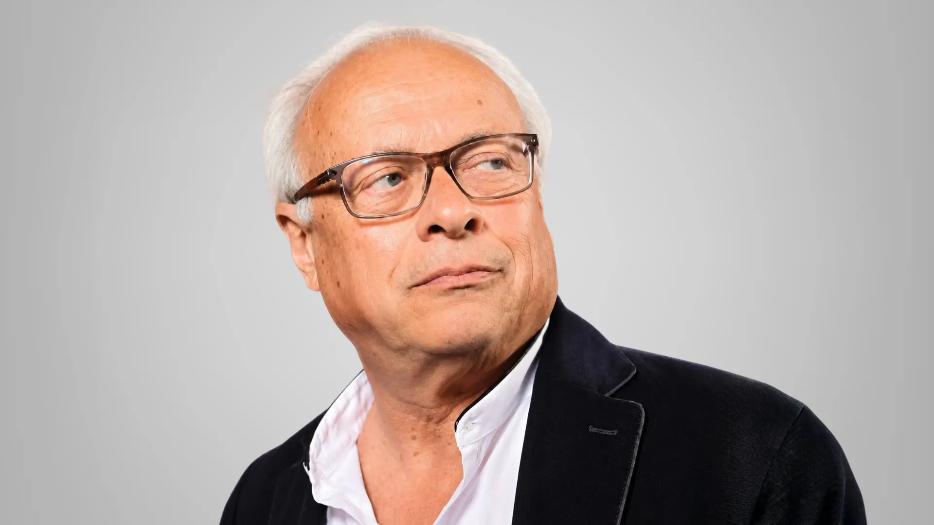 André Bercoff - <div class="flex max-w-full flex-col flex-grow">
<div class="min-h-[20px] text-message flex w-full flex-col items-end gap-2 whitespace-pre-wrap break-words [.text-message+&amp;]:mt-5 overflow-x-auto" data-message-author-role="assistant" data-message-id="74da9caf-d759-4593-b451-3822f0f44eb5">
<div class="flex w-full flex-col gap-1 empty:hidden first:pt-[3px]">
<div class="markdown prose w-full break-words dark:prose-invert light">
<p data-start="478" data-end="610">Journaliste, écrivain et conférencier, André Bercoff décrypte l'actualité et les grands enjeux de société avec un regard affûté.</p>
</div>
</div>
</div>
</div>
<div class="mt-1 flex gap-3 empty:hidden -ml-2">
<div class="items-center justify-start rounded-xl p-1 flex">
<div class="flex items-center"><span class="flex h-[30px] w-[30px] items-center justify-center"></span><span class="flex h-[30px] w-[30px] items-center justify-center"></span><span class="flex h-[30px] w-[30px] items-center justify-center"></span>
<div class="flex items-center pb-0"></div>
</div>
</div>
</div>