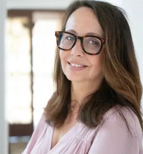Caroline Sauvajol-Rialland - Caroline Sauvajol-Rialland aide les organisations à mieux gérer l’infobésité et à retrouver une relation plus saine à l’information.