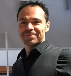 Vincent Giraudeaux - 



Ancien officier de marine, Vincent Giraudeaux partage des clés concrètes pour renforcer leadership, résilience et prise de décision sous pression.



