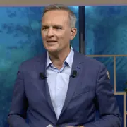 Yan Kuszak - <p>Yan Kuszak, animateur-présentateur et expert en organisation d'événements sportifs, présente et dynamise tous formats d’événements d’entreprise, seul ou en duo :<br>des conventions d’un millier de personnes aux tables rondes plus intimistes, des conférences de<br>presse aux live events en studio. En assurant au besoin la rédaction en chef.</p>