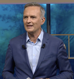 Yan Kuszak - Yan Kuszak, animateur-présentateur et expert en organisation d'événements sportifs, présente et dynamise tous formats d’événements d’entreprise, seul ou en duo :des conventions d’un millier de personnes aux tables rondes plus intimistes, des conférences depresse aux live events en studio. En assurant au besoin la rédaction en chef.