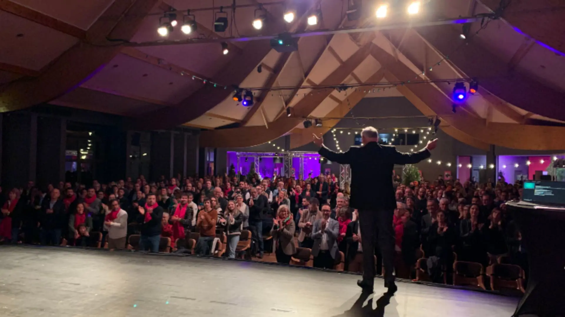 Jean-Luc Hudry - <div class="flex max-w-full flex-col flex-grow">
<div class="min-h-[20px] text-message flex w-full flex-col items-end gap-2 whitespace-pre-wrap break-words [.text-message+&amp;]:mt-5 overflow-x-auto" data-message-author-role="assistant" data-message-id="e45d588f-312d-4c2c-984f-2be522897017">
<div class="flex w-full flex-col gap-1 empty:hidden first:pt-[3px]">
<div class="markdown prose w-full break-words dark:prose-invert light">
<p>Jean-Luc Hudry, expert en optimisme opérationnel, aide les entreprises à surmonter l'adversité et à transformer les défis en opportunités avec des stratégies concrètes et inspirantes.</p>
</div>
</div>
</div>
</div>