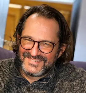 Thierry Aymès - Thierry Aymès rend la philosophie vivante et accessible en créant des ponts avec la psychologie, la spiritualité et le développement personnel.