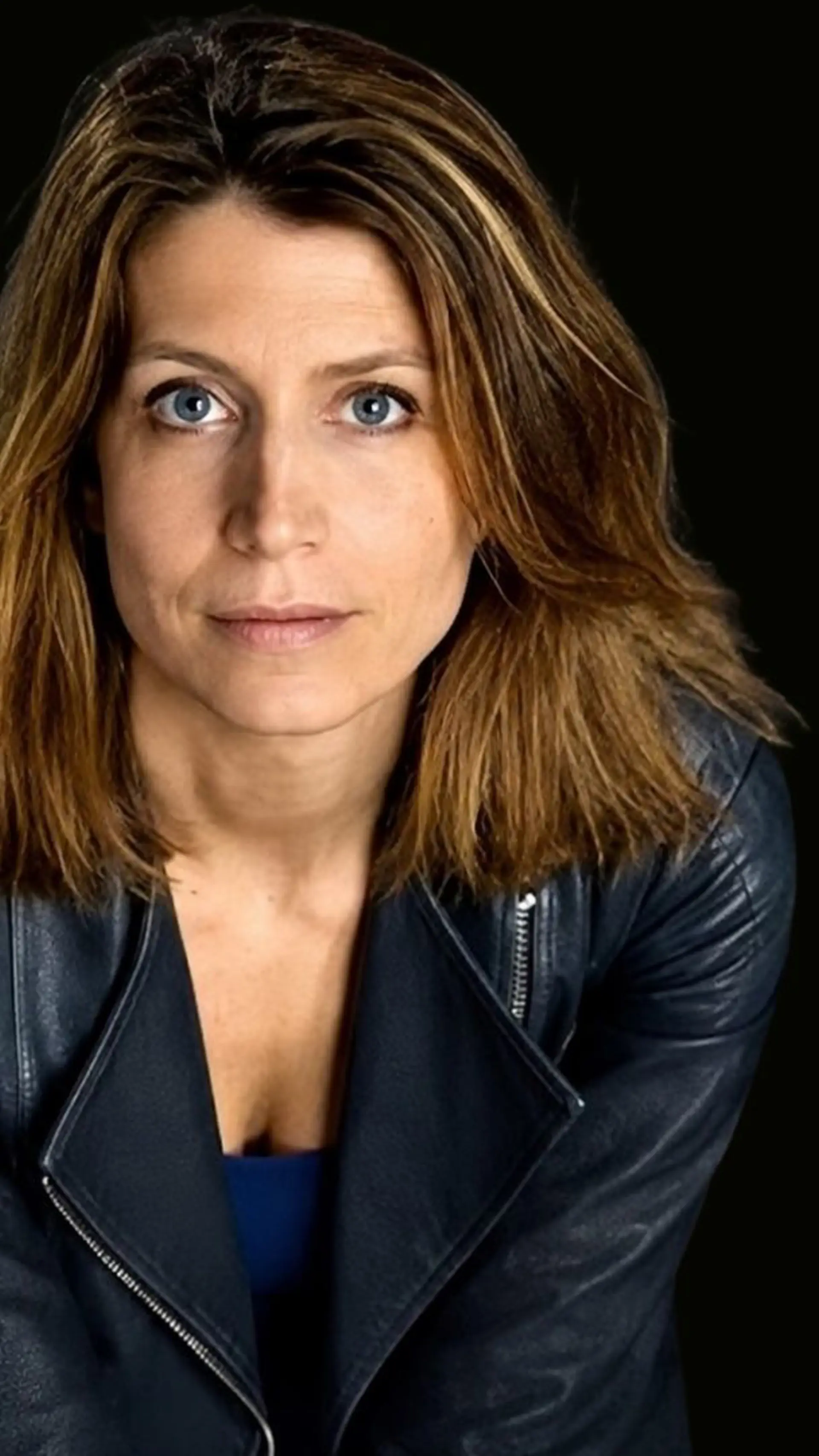 Adèle Van Reeth - <div class="flex max-w-full flex-col flex-grow">
<div class="min-h-[20px] text-message flex w-full flex-col items-end gap-2 whitespace-pre-wrap break-words [.text-message+&amp;]:mt-5 overflow-x-auto" data-message-author-role="assistant" data-message-id="f0e330c5-5078-46ac-9989-215f3c603aa8">
<div class="flex w-full flex-col gap-1 empty:hidden first:pt-[3px]">
<div class="markdown prose w-full break-words dark:prose-invert light">
<p class="isSelectedEnd">Adèle Van Reeth explore les liens entre philosophie, médias et culture pour éclairer les grands enjeux de notre époque.</p>
</div>
</div>
</div>
</div>