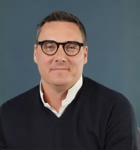 Emmanuel Dollé - Entrepreneur IA et ancien dirigeant chez Google, Meta et Renault, Emmanuel Dollé éclaire les transformations qui façonnent les entreprises.