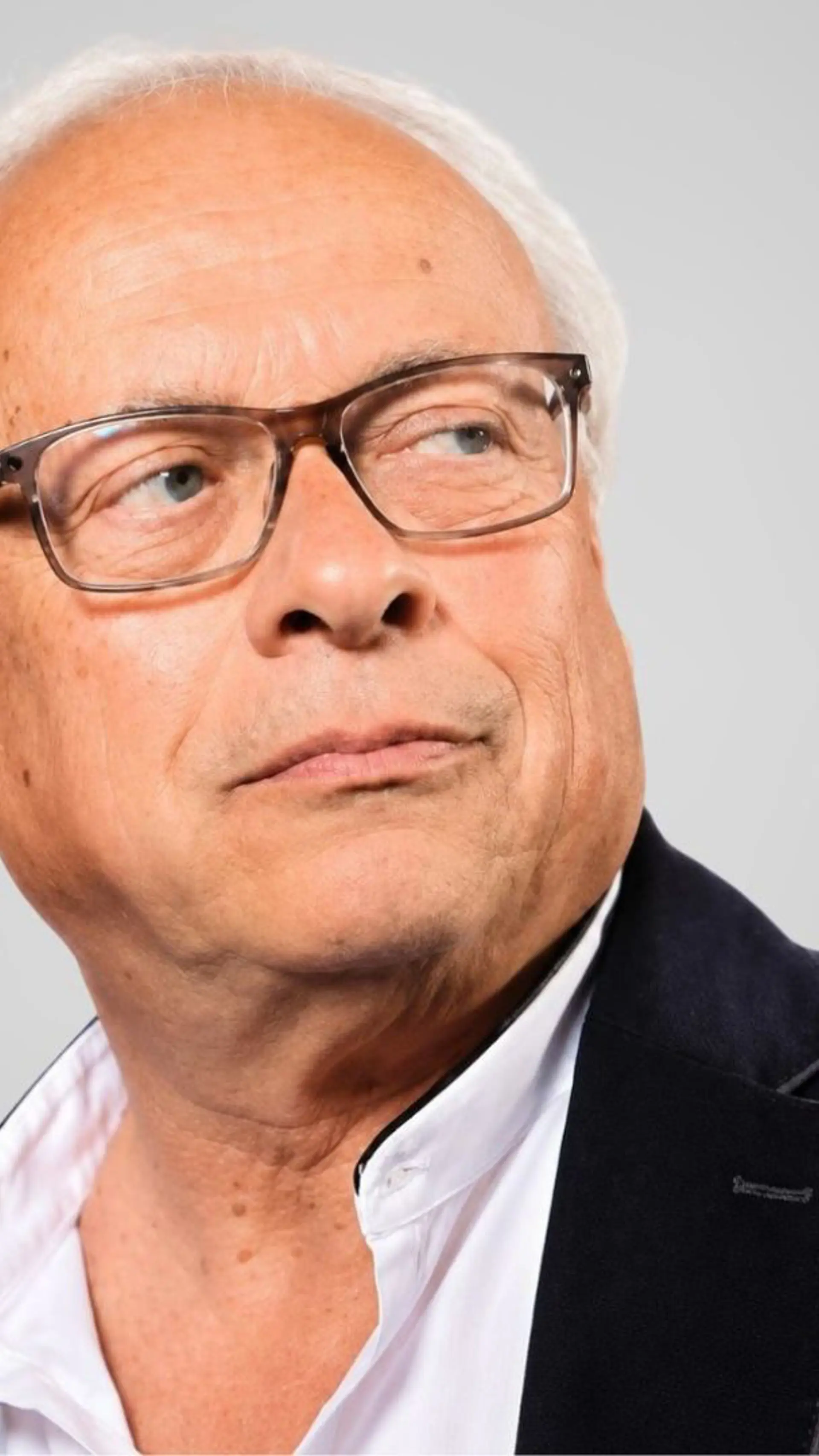 André Bercoff - <div class="flex max-w-full flex-col flex-grow">
<div class="min-h-[20px] text-message flex w-full flex-col items-end gap-2 whitespace-pre-wrap break-words [.text-message+&amp;]:mt-5 overflow-x-auto" data-message-author-role="assistant" data-message-id="74da9caf-d759-4593-b451-3822f0f44eb5">
<div class="flex w-full flex-col gap-1 empty:hidden first:pt-[3px]">
<div class="markdown prose w-full break-words dark:prose-invert light">
<p data-start="478" data-end="610">Journaliste, écrivain et conférencier, André Bercoff décrypte l'actualité et les grands enjeux de société avec un regard affûté.</p>
</div>
</div>
</div>
</div>
<div class="mt-1 flex gap-3 empty:hidden -ml-2">
<div class="items-center justify-start rounded-xl p-1 flex">
<div class="flex items-center"><span class="flex h-[30px] w-[30px] items-center justify-center"></span><span class="flex h-[30px] w-[30px] items-center justify-center"></span><span class="flex h-[30px] w-[30px] items-center justify-center"></span>
<div class="flex items-center pb-0"></div>
</div>
</div>
</div>