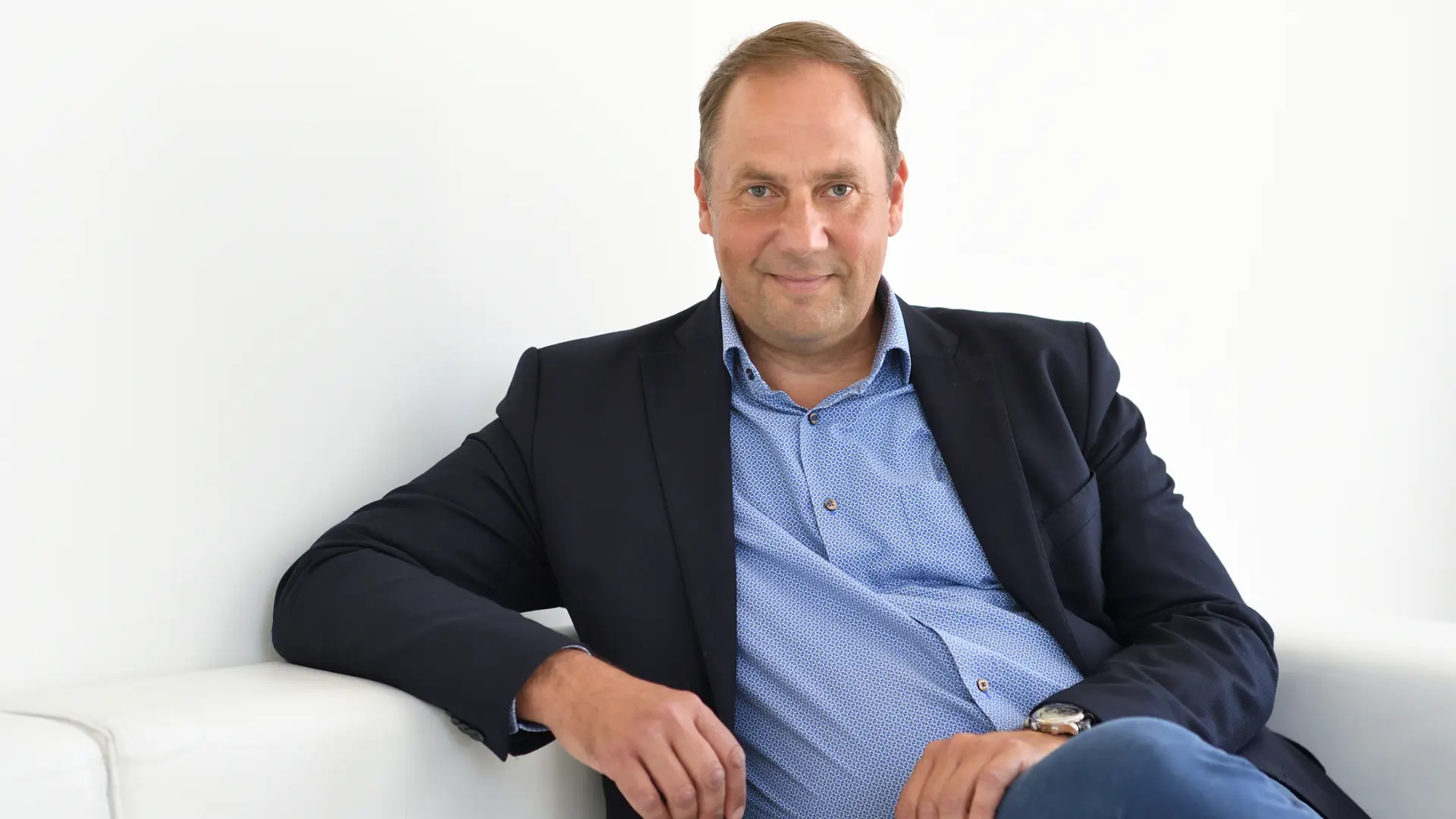 Klaus Hansen - <div class="flex max-w-full flex-col flex-grow">
<div class="min-h-[20px] text-message flex w-full flex-col items-end gap-2 whitespace-pre-wrap break-words [.text-message+&amp;]:mt-5 overflow-x-auto" data-message-author-role="assistant" data-message-id="634491e1-6c30-4b44-b8f4-f13868421e48">
<div class="flex w-full flex-col gap-1 empty:hidden first:pt-[3px]">
<div class="markdown prose w-full break-words dark:prose-invert light">
<p>Klaus Hansen, conférencier expert en leadership et innovation, inspire les organisations avec des stratégies de gestion du changement et le développement d'équipes performantes.</p>
</div>
</div>
</div>
</div>