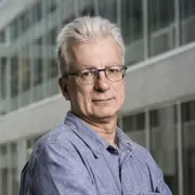 Dominique Bourg - <div class="flex max-w-full flex-col flex-grow">
<div class="min-h-[20px] text-message flex w-full flex-col items-end gap-2 whitespace-pre-wrap break-words [.text-message+&amp;]:mt-5 overflow-x-auto" data-message-author-role="assistant" data-message-id="70edffd1-0467-436a-8b26-a99d9c80c6b1">
<div class="flex w-full flex-col gap-1 empty:hidden first:pt-[3px]">
<div class="markdown prose w-full break-words dark:prose-invert light">
<p>Dominique Bourg, expert en écologie et développement durable, est un conférencier influent qui explore les enjeux de la transition écologique.</p>
</div>
</div>
</div>
</div>