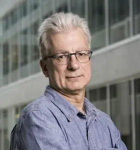 Dominique Bourg - 



Dominique Bourg, expert en écologie et développement durable, est un conférencier influent qui explore les enjeux de la transition écologique.



