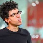 Mehdi Moussaid - <div class="flex-1 overflow-hidden">
<div class="h-full">
<div class="react-scroll-to-bottom--css-lqtmh-79elbk h-full">
<div class="react-scroll-to-bottom--css-lqtmh-1n7m0yu">
<div class="flex flex-col text-sm md:pb-9">
<div class="w-full text-token-text-primary" data-testid="conversation-turn-77" data-scroll-anchor="true">
<div class="text-base py-[18px] px-3 md:px-4 m-auto md:px-5 lg:px-1 xl:px-5">
<div class="mx-auto flex flex-1 gap-4 text-base md:gap-5 lg:gap-6 md:max-w-3xl lg:max-w-[40rem] xl:max-w-[48rem]">
<div class="group/conversation-turn relative flex w-full min-w-0 flex-col agent-turn">
<div class="flex-col gap-1 md:gap-3">
<div class="flex max-w-full flex-col flex-grow">
<div class="min-h-[20px] text-message flex w-full flex-col items-end gap-2 whitespace-pre-wrap break-words [.text-message+&amp;]:mt-5 overflow-x-auto" data-message-author-role="assistant" data-message-id="497976d8-bb2f-4d42-b926-f8e7bf6fb101">
<div class="flex w-full flex-col gap-1 empty:hidden first:pt-[3px]">
<div class="markdown prose w-full break-words dark:prose-invert light">
<p>Mehdi Moussaid, conférencier expert en comportement des foules et dynamiques sociales, éclaire les mécanismes collectifs influençant nos décisions.</p>
</div>
</div>
</div>
</div>
<div class="pr-2 lg:pr-0"></div>
<div class="mt-3 w-full empty:hidden">
<div class="text-center"></div>
</div>
</div>
<div class="absolute">
<div class="flex items-center justify-center"></div>
</div>
</div>
</div>
</div>
</div>
</div>
</div>
</div>
</div>
</div>
<div class="md:pt-0 dark:border-white/20 md:border-transparent md:dark:border-transparent w-full">
<div class="text-base px-3 md:px-4 m-auto md:px-5 lg:px-1 xl:px-5">
<div class="mx-auto flex flex-1 gap-4 text-base md:gap-5 lg:gap-6 md:max-w-3xl lg:max-w-[40rem] xl:max-w-[48rem]">
<div class="relative flex h-full max-w-full flex-1 flex-col">
<div class="absolute bottom-full left-0 right-0 z-20"></div>
<div class="flex w-full items-center">
<div class="flex w-full flex-col gap-1.5 rounded-[26px] p-1.5 transition-colors bg-[#f4f4f4] dark:bg-token-main-surface-secondary">
<div class="flex items-end gap-1.5 md:gap-2">
<div>
<div class="flex flex-col">
<div aria-haspopup="dialog" aria-expanded="false" aria-controls="radix-:rh:" data-state="closed"></div>
</div>
</div>
<div class="flex min-w-0 flex-1 flex-col"></div>
</div>
</div>
</div>
</div>
</div>
</div>
</div>