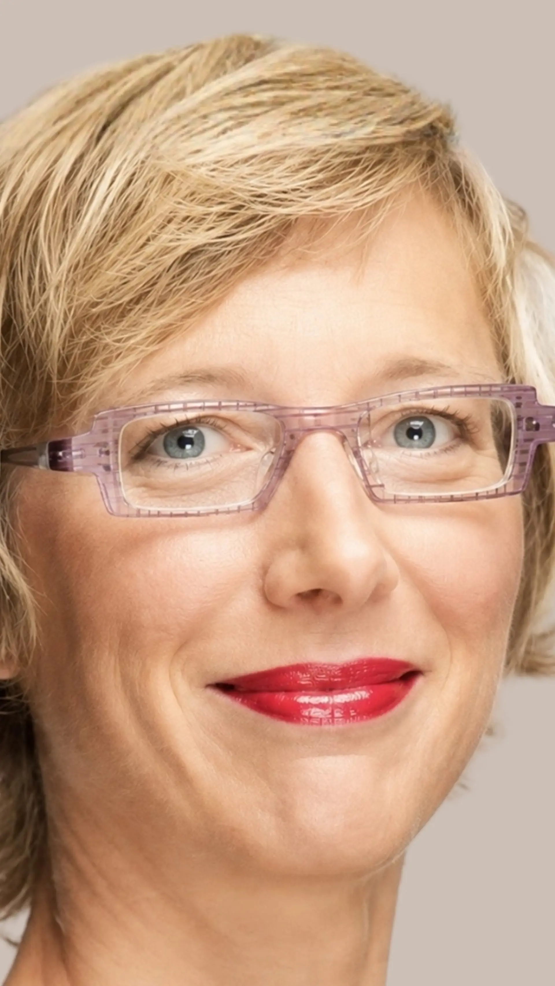 Sandrine Louis - <div class="flex max-w-full flex-col flex-grow">
<div class="min-h-[20px] text-message flex w-full flex-col items-end gap-2 whitespace-pre-wrap break-words [.text-message+&amp;]:mt-5 overflow-x-auto" data-message-author-role="assistant" data-message-id="cf3c19c3-183e-429b-93b6-e93d93d1f4ec">
<div class="flex w-full flex-col gap-1 empty:hidden first:pt-[3px]">
<div class="markdown prose w-full break-words dark:prose-invert light">
<p>Sandrine Louis partage son expertise du changement, du capital humain et du management pour aider les organisations à réussir leurs transformations.</p>
</div>
</div>
</div>
</div>
<div class="mt-1 flex gap-3 empty:hidden -ml-2">
<div class="items-center justify-start rounded-xl p-1 flex">
<div class="flex items-center"><span class="flex h-[30px] w-[30px] items-center justify-center"></span><span class="flex h-[30px] w-[30px] items-center justify-center"></span><span class="flex h-[30px] w-[30px] items-center justify-center"></span>
<div class="flex items-center pb-0"></div>
</div>
</div>
</div>
